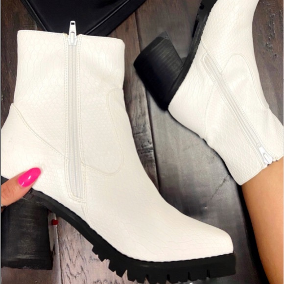 Shoes - New lug white booties 10 left